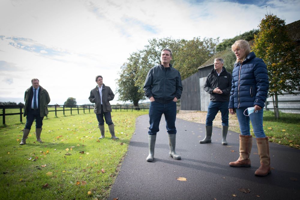 Keir Starmer visiting a Wiltshire farm (Alamy)