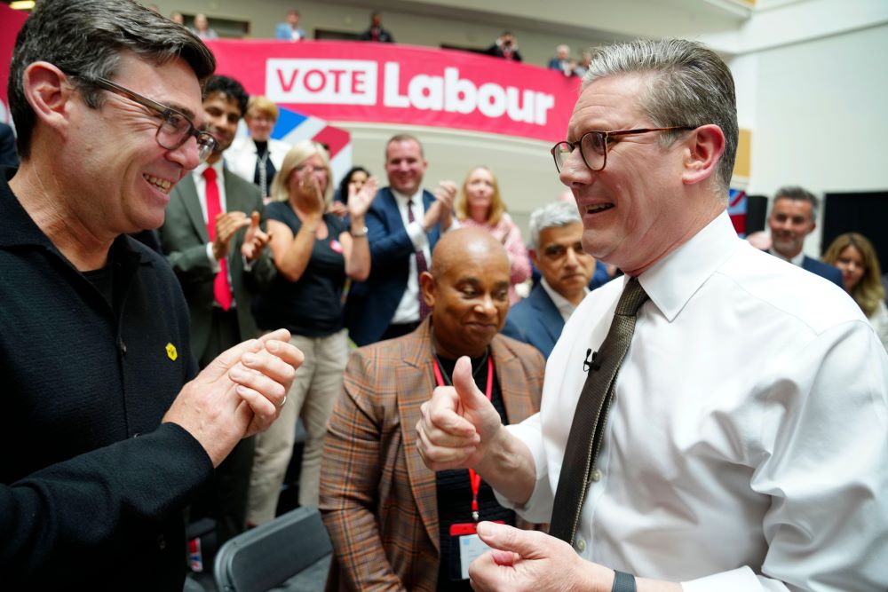 Labour leader Keir Starmer with Labour's Manchester mayor Andy Burnham at the party's manifesto launch (Alamy)