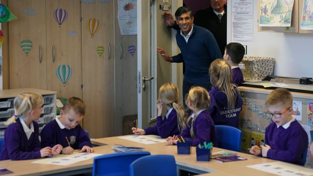 Former PM Rishi Sunak visits a school (Alamy)