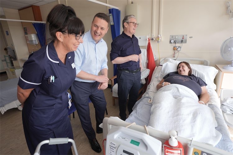 Keir Starmer and Wes Streeting in a hospital